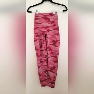 Bombshell Sportswear Fit Camo Leggings Hibiscus